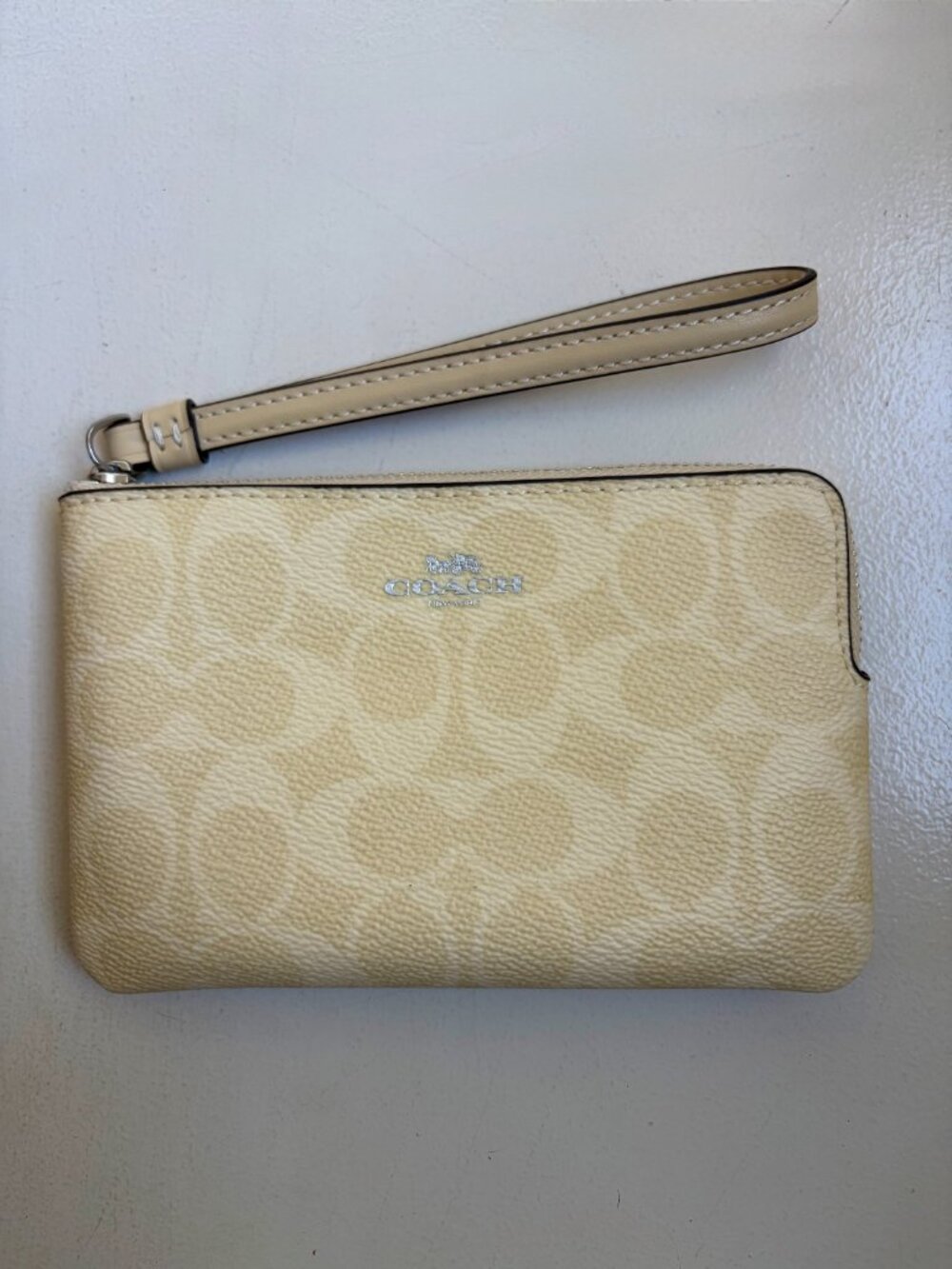 Coach Corner Zip Wristlet Signature Canvas Silver/Hay CAQ75